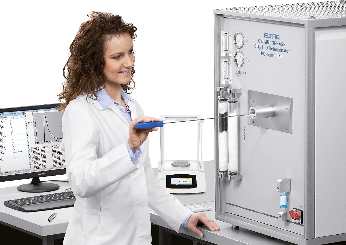 ELTRA CW-800M CO2 and water analyzer in the laboratory