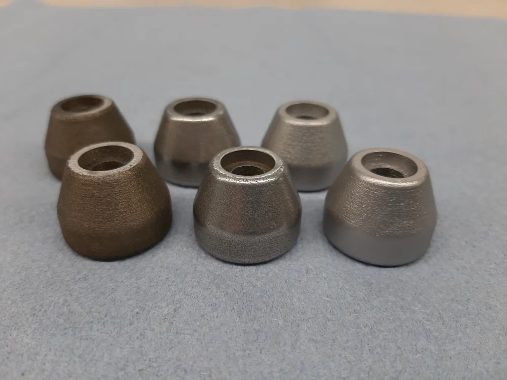 Metal 3D printed parts before and after vibratory finishing in the AM Solutions M1 Basic