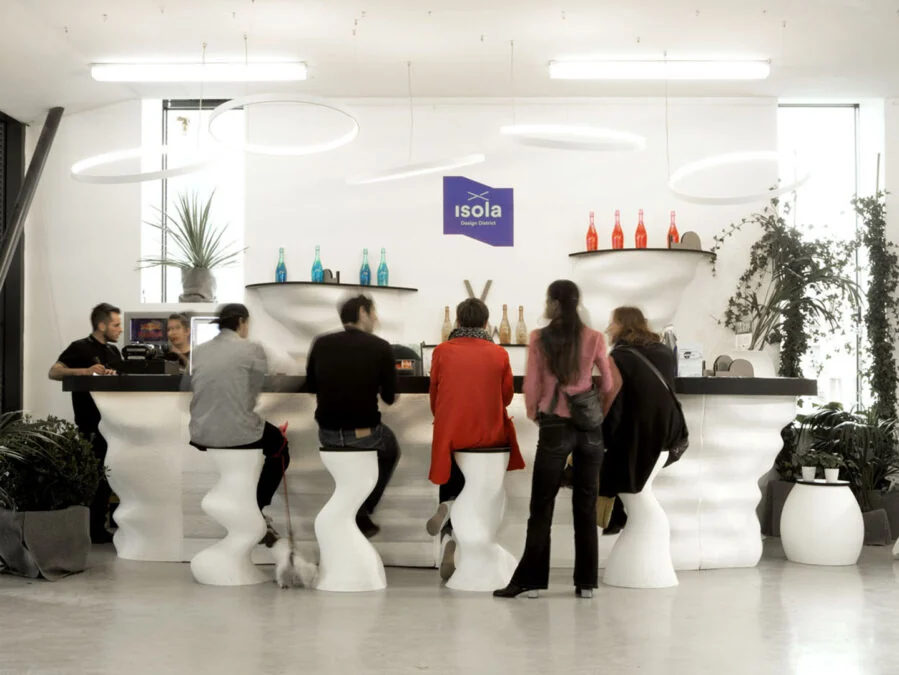 Caracol PLA pellets – 3D printed bar installation, large-format additive manufacturing