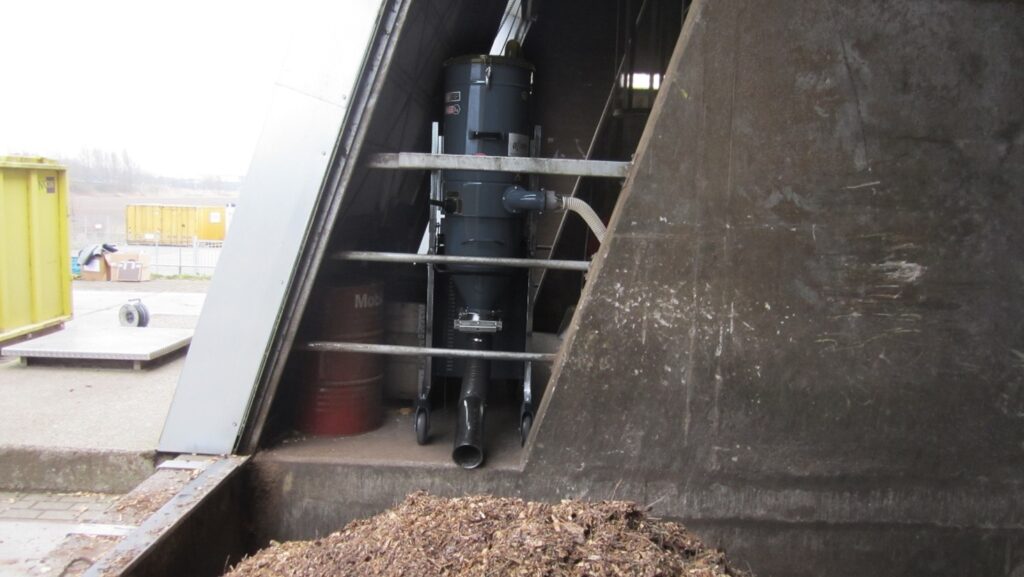 Delfin ZEFIRO EV AP 560 dust collector extracting airborne dust on a line