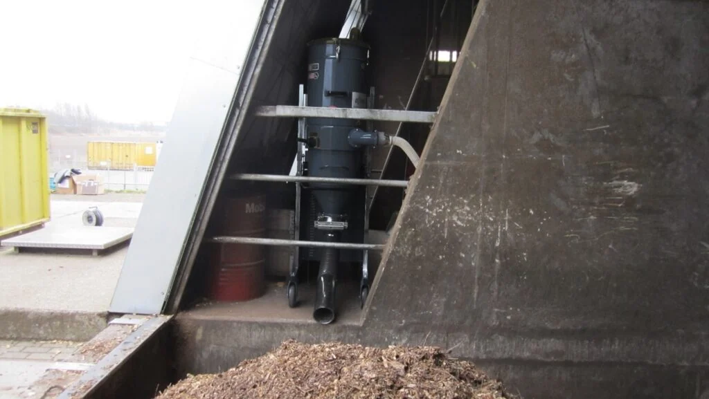 Delfin ZEFIRO EV AP 560 dust collector extracting airborne dust on a line