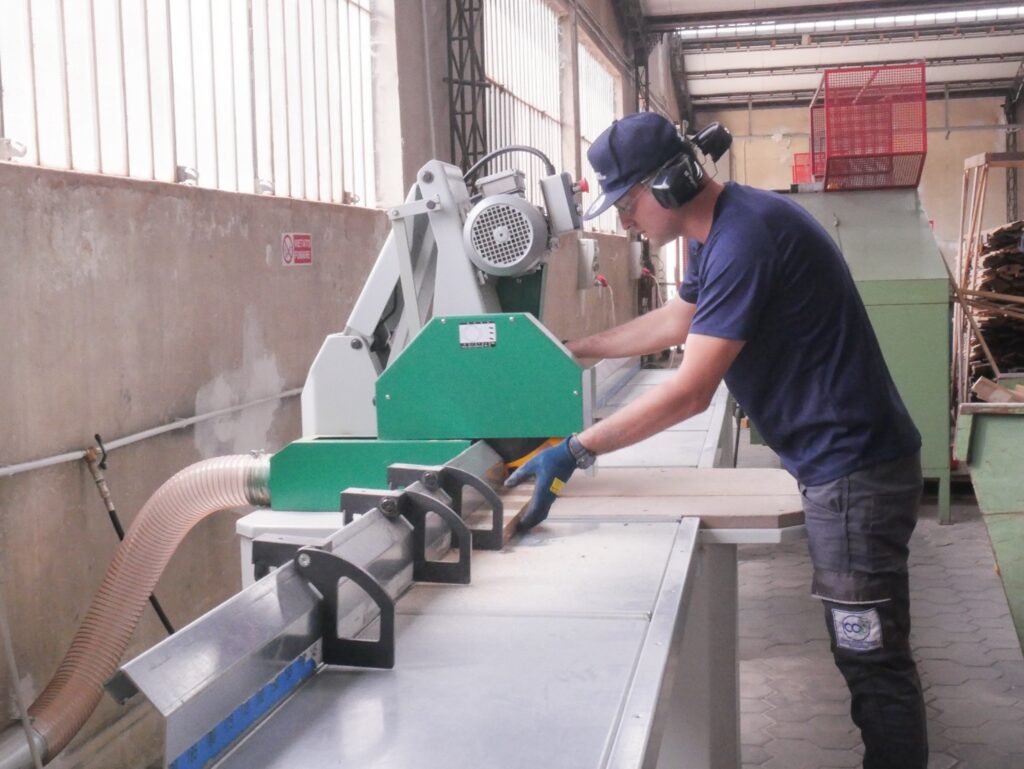 Delfin ZEFIRO mobile dust collector capturing airborne dust at a workstation