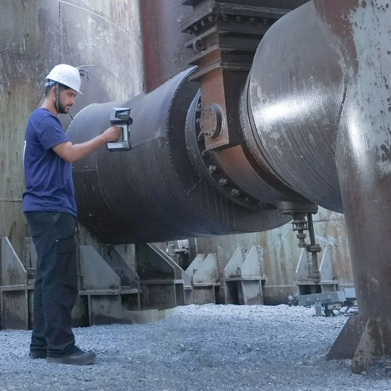 EinScan Libre wireless scanning a metal pressure vessel on an industrial site