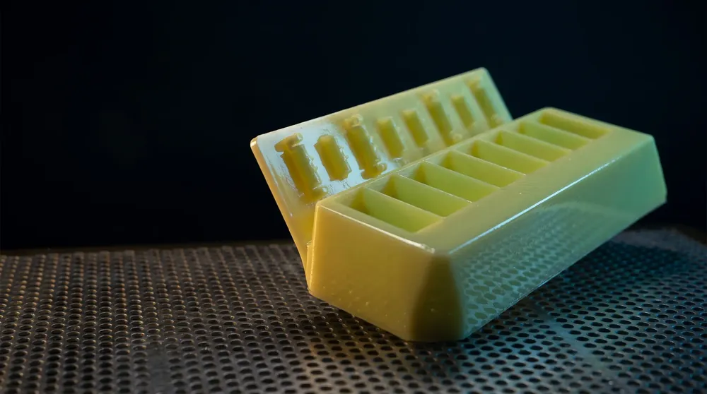 Green heat-resistant SLA resin functional tray on the build platform