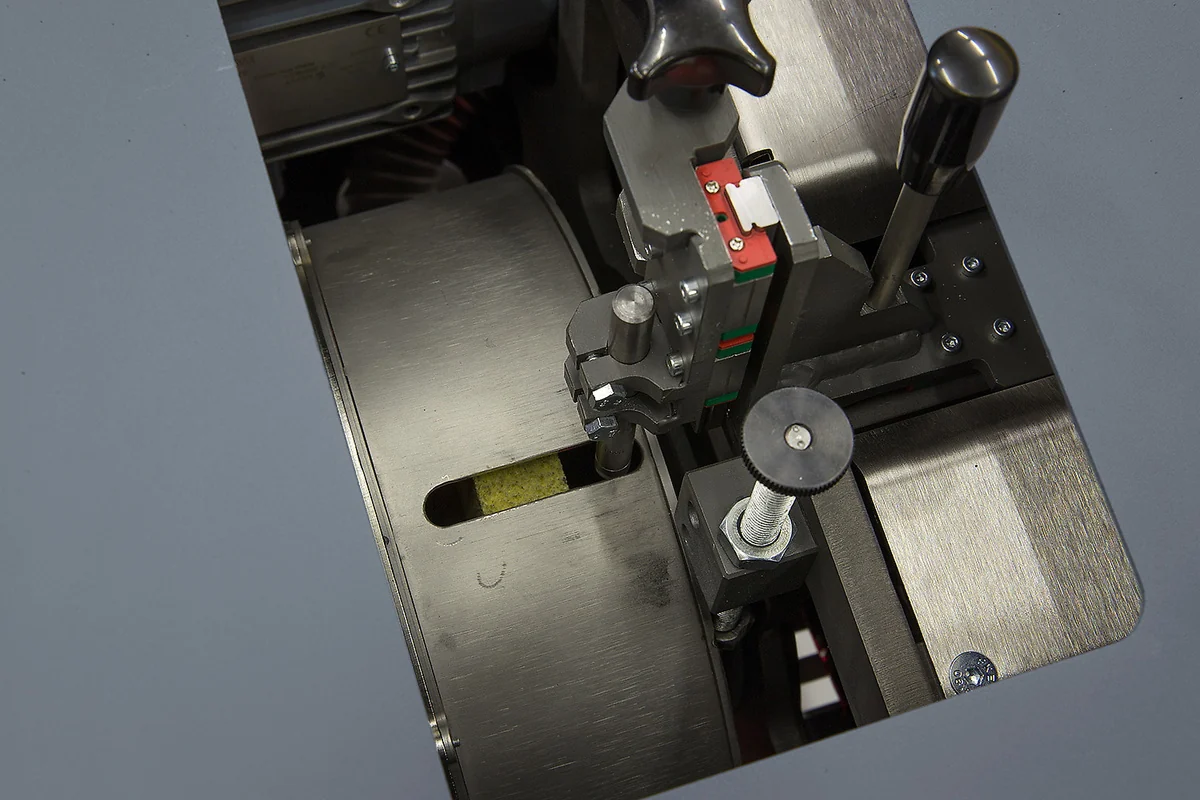 Hardness testing plant with test point preparation