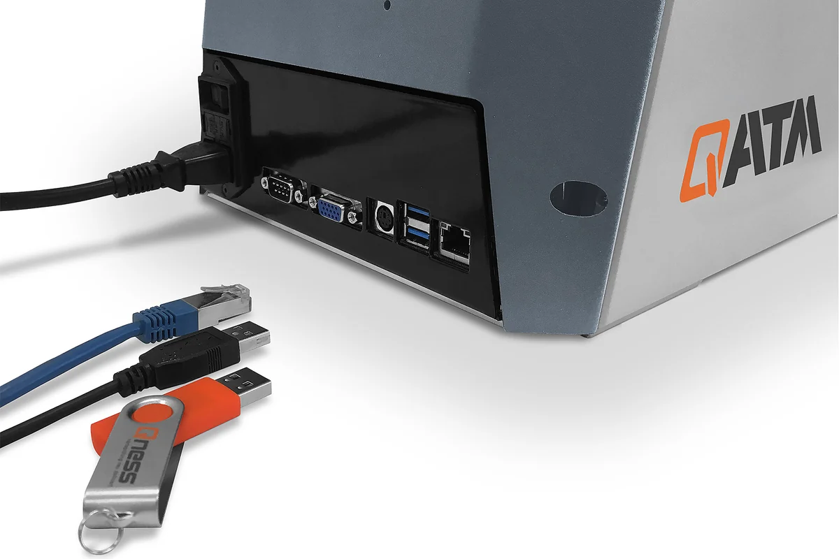 Qness 150 R with integrated Windows PC and SSD running Qpix T2R