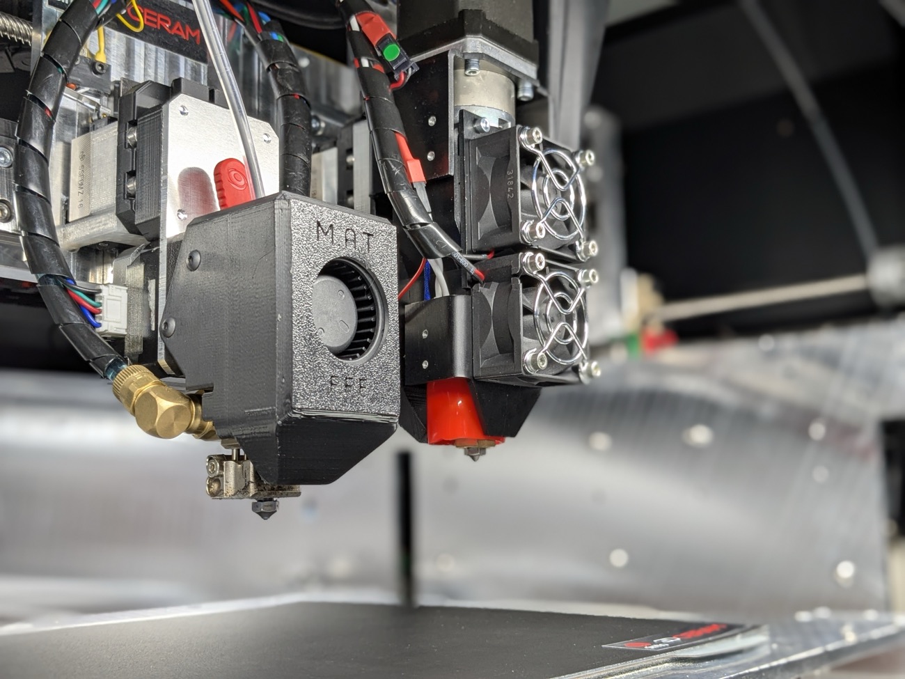 Dual FFF and pellet extrusion print head on the 3DCeram M.A.T.