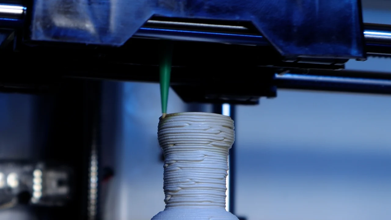 Sygnis F-NIS 23151 printing a ceramic paste vessel